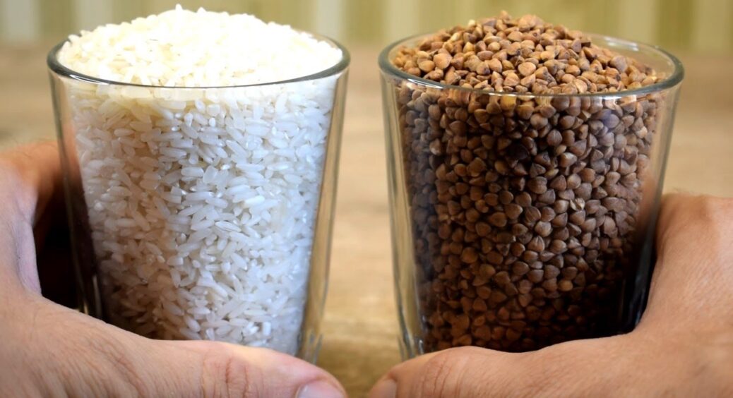 1 стакан гречки і 1 стакан рису: просто, дешево і дуже смачно. Такої вечері вистачить на сімʼю з 4-х осіб 
