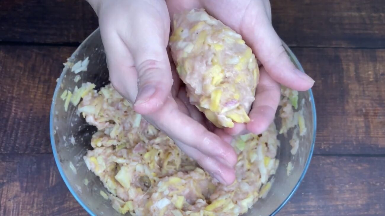 Господині розповіли, як приготувати смачну страву з капусти і фаршу 