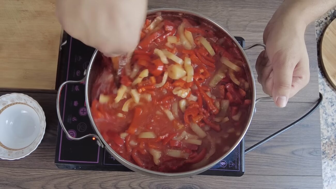 Господині поділилися рецептом пікантного лечо на зиму 