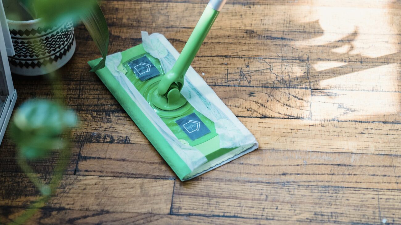 Господині розповіли, що додати у воду, аби мити підлогу раз на два тижні Господині розповіли, що додати у воду, аби мити підлогу раз на два тижні