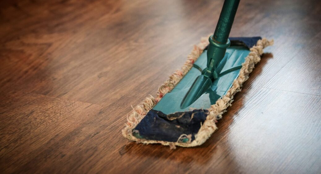 Вимиваю цим “чудо-розчином” всі закутки у хаті: тепер прибирання не займає по 3 години мого часу 