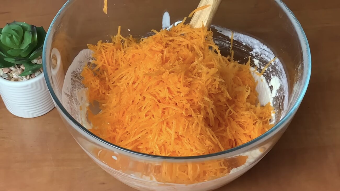 Господині розповіли, як приготувати смачний та соковитий морквяний пиріг 