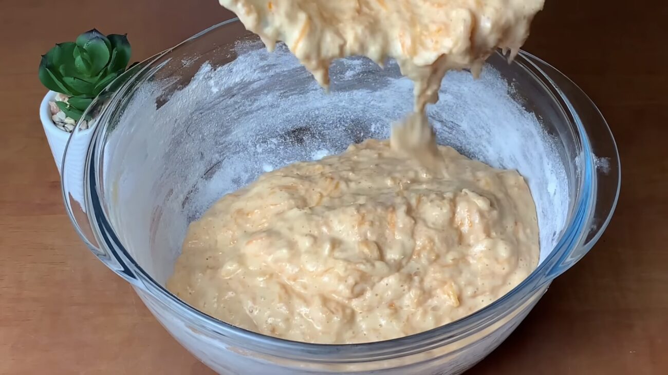 Господині розповіли, як приготувати смачний та соковитий морквяний пиріг 