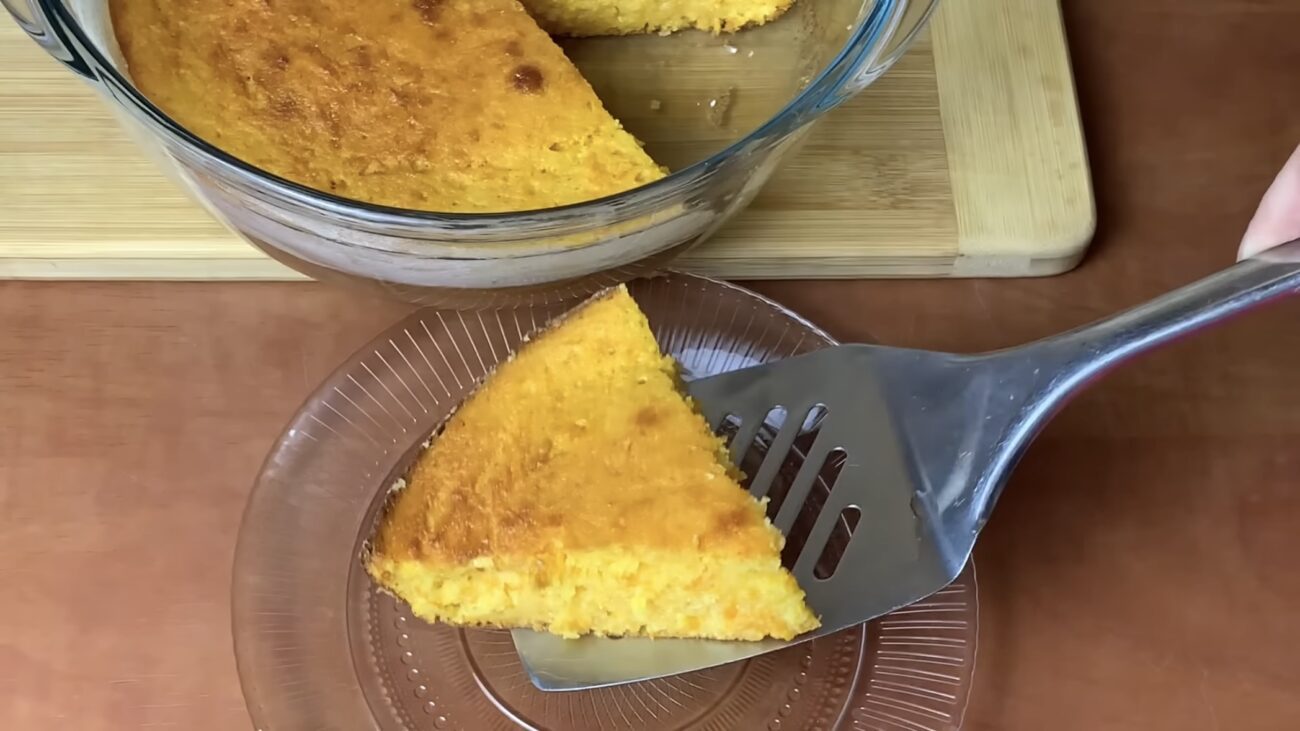 Господині розповіли, як приготувати смачний та соковитий морквяний пиріг 