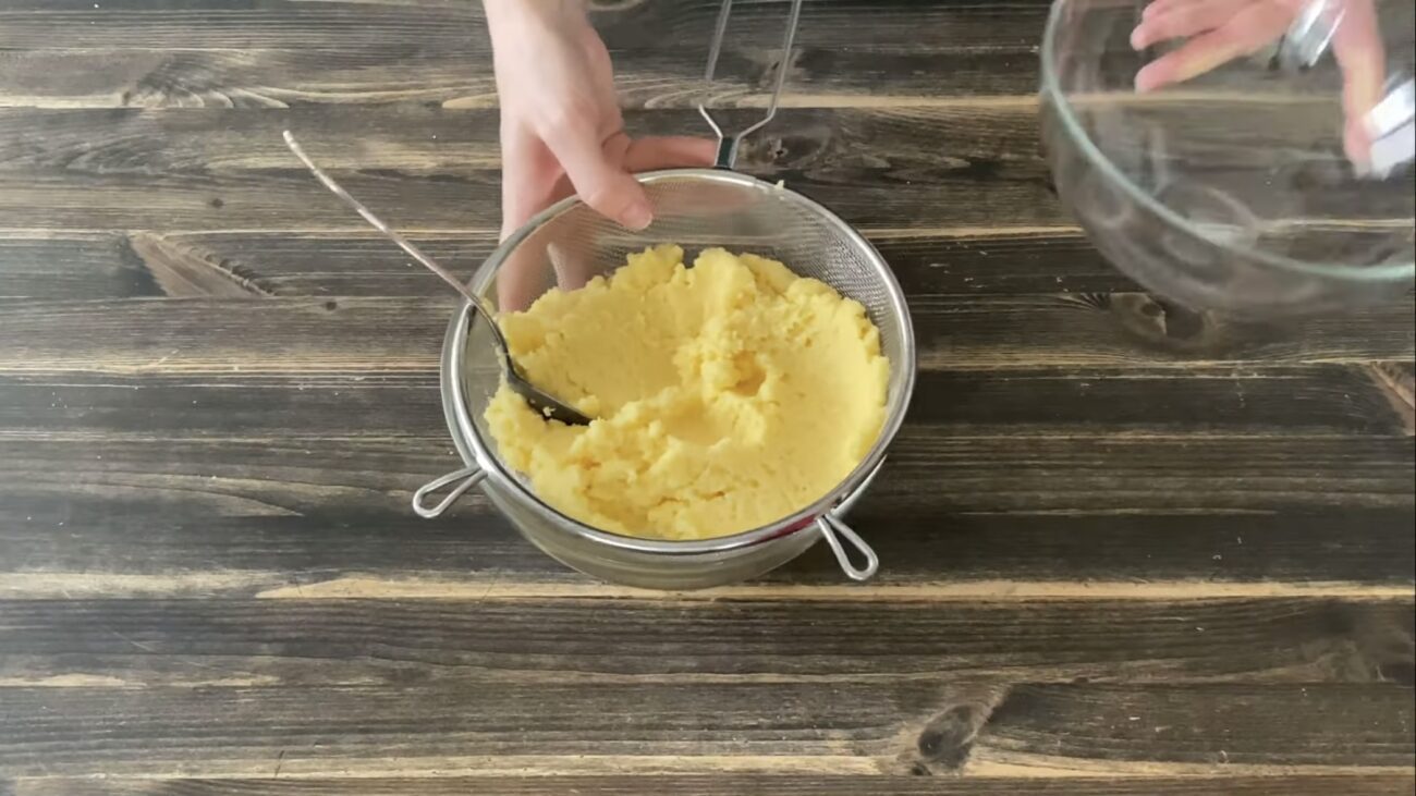 Господині розповіли, як готувати деруни з картоплі без тертки Господині розповіли, як готувати деруни з картоплі без тертки