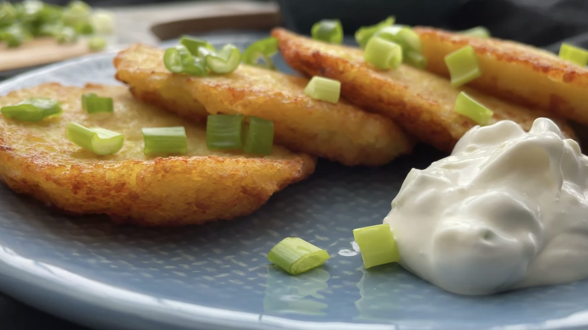 Господині розповіли, що додати в деруни, аби вони не розвалювалися