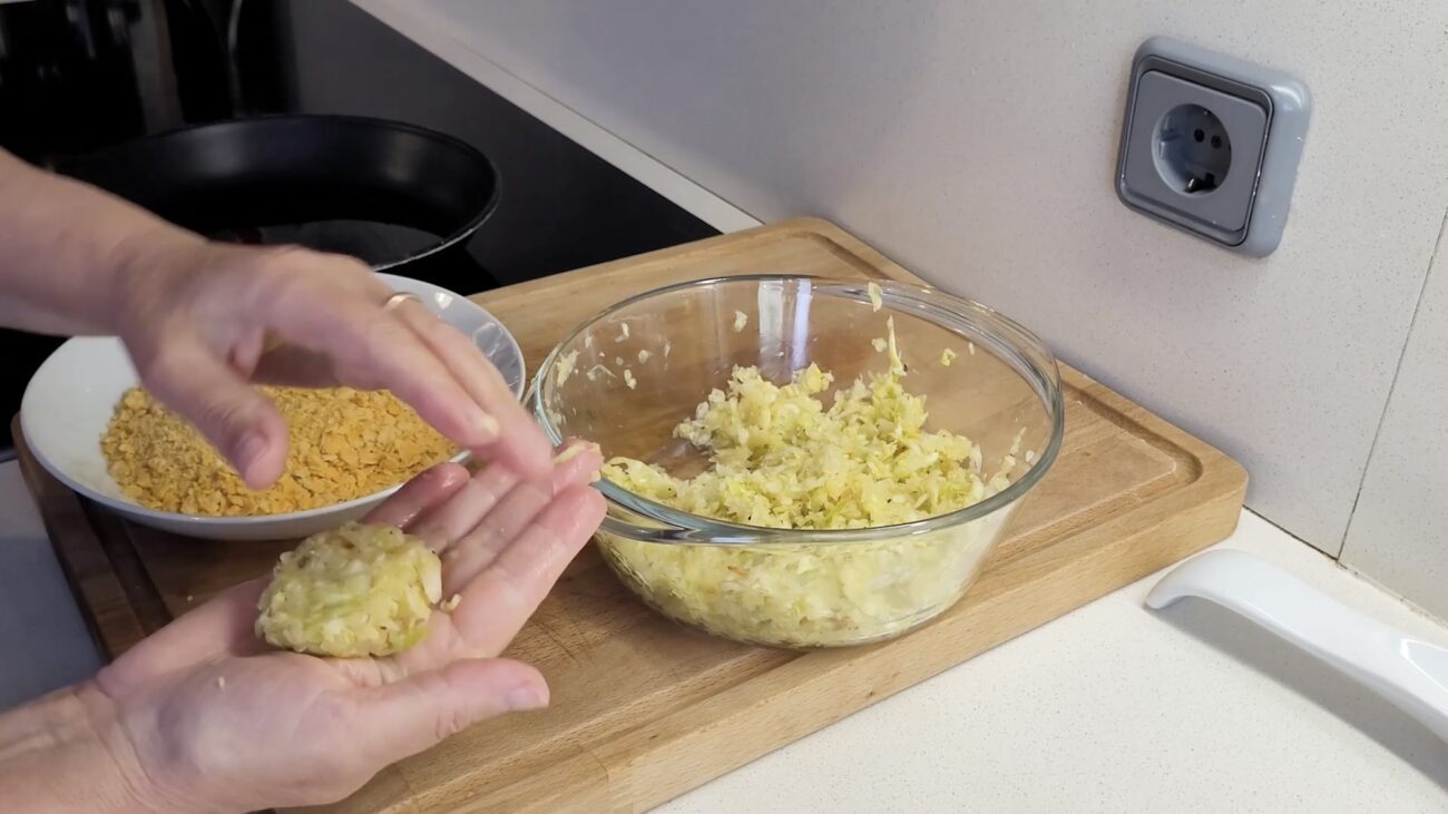 Господині розповіли, як приготувати смачну страву з капусти і без мʼяса Господині розповіли, як приготувати смачну страву з капусти і без мʼяса