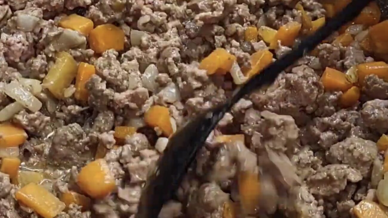 Господині поділилися рецептом смачної вечері з гречки та рису в одній страві 