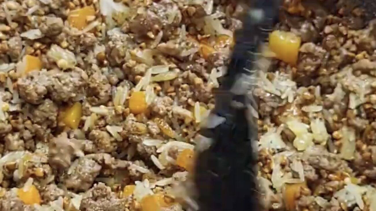 Господині поділилися рецептом смачної вечері з гречки та рису в одній страві 