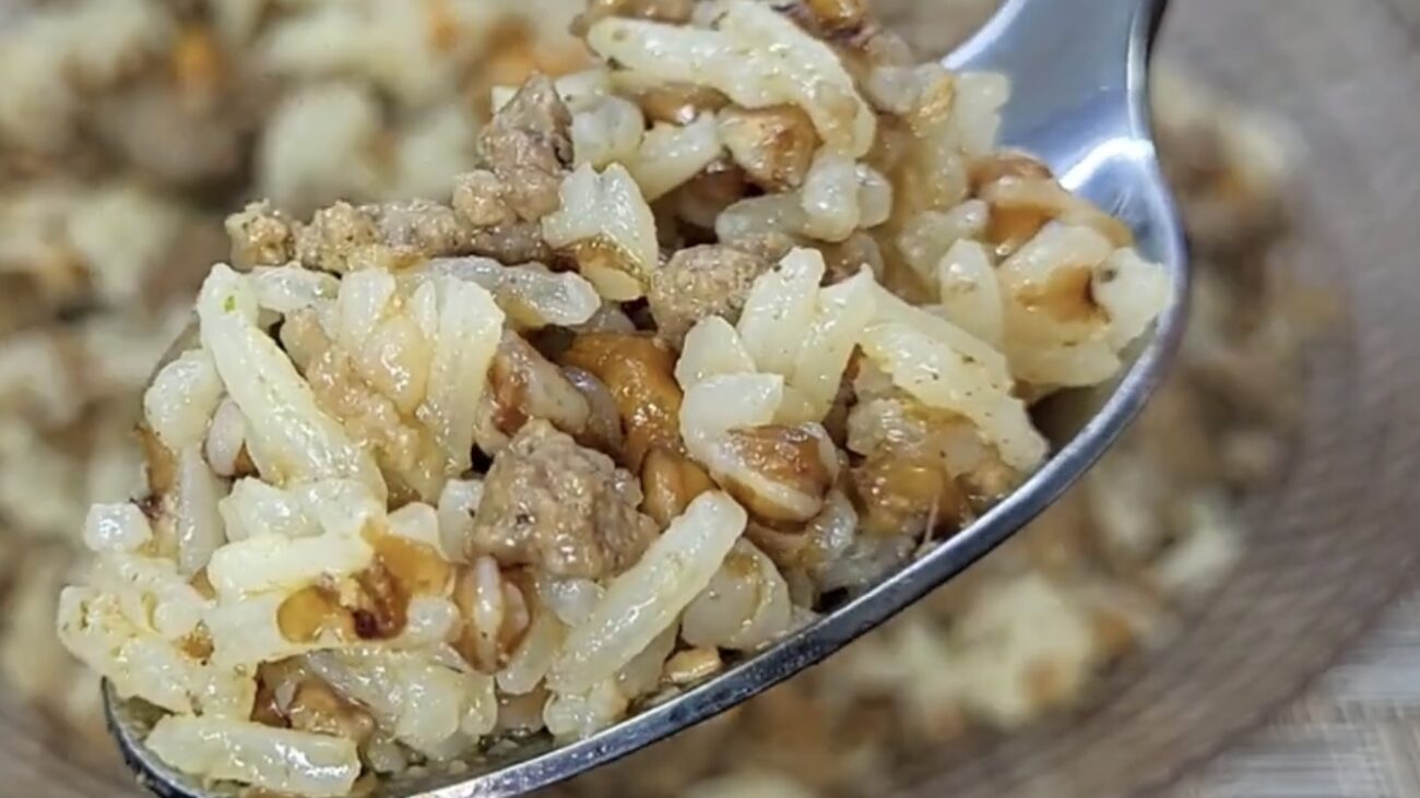 Господині поділилися рецептом смачної вечері з гречки та рису в одній страві 