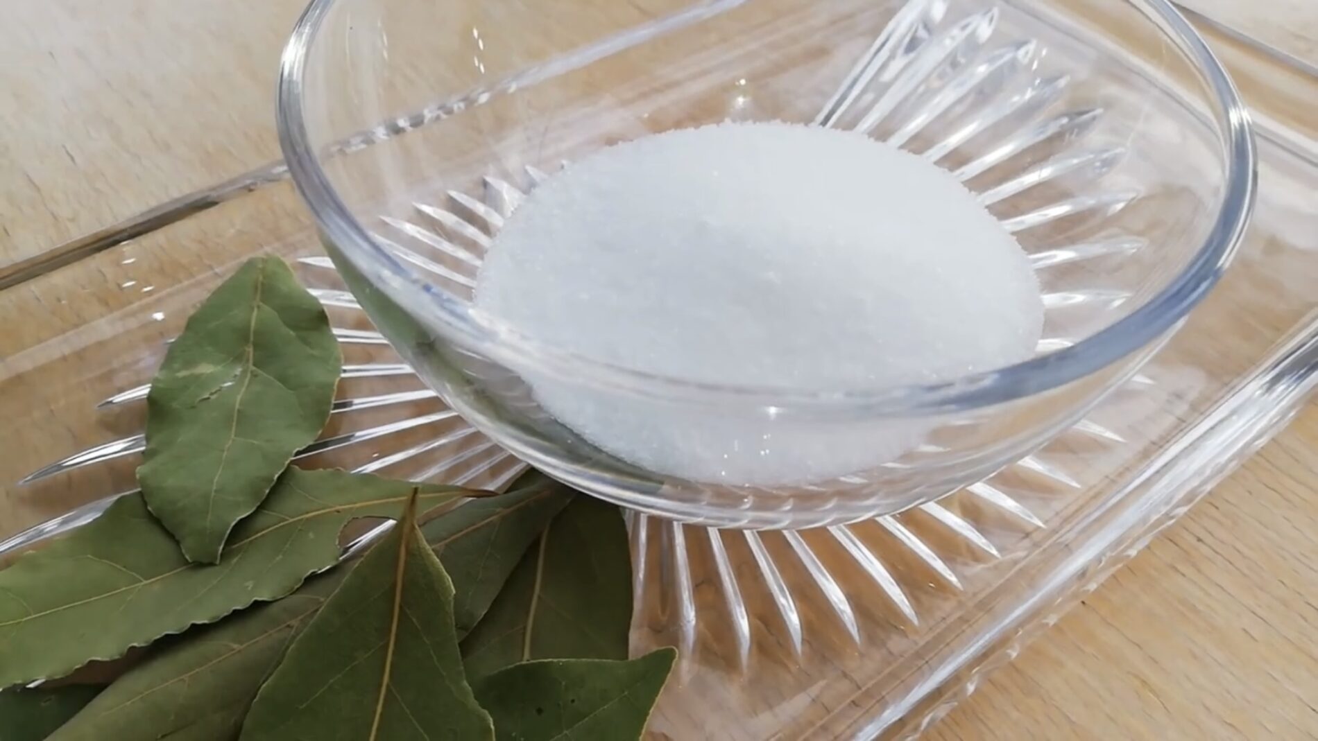 Господині пояснили, для чого класти лавровий лист у цукорницю