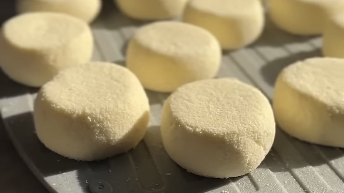 Господині розповіли, що додати в сирники, аби вони добре тримали форму 