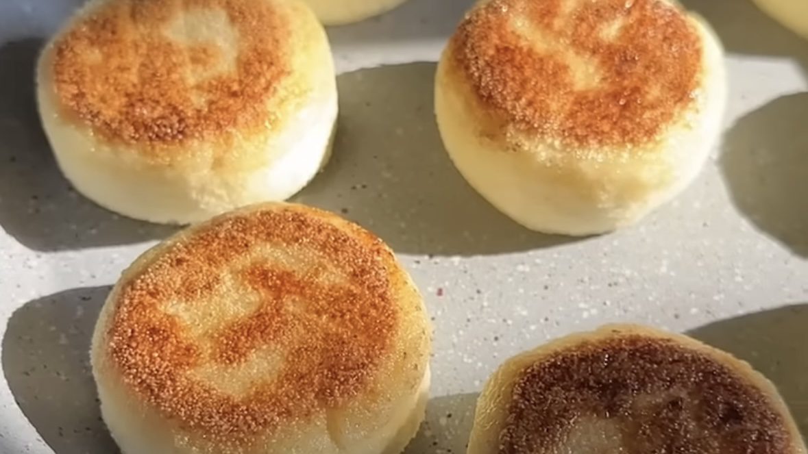 Господині розповіли, що додавати у сирники, щоб вони не розвалювалися 