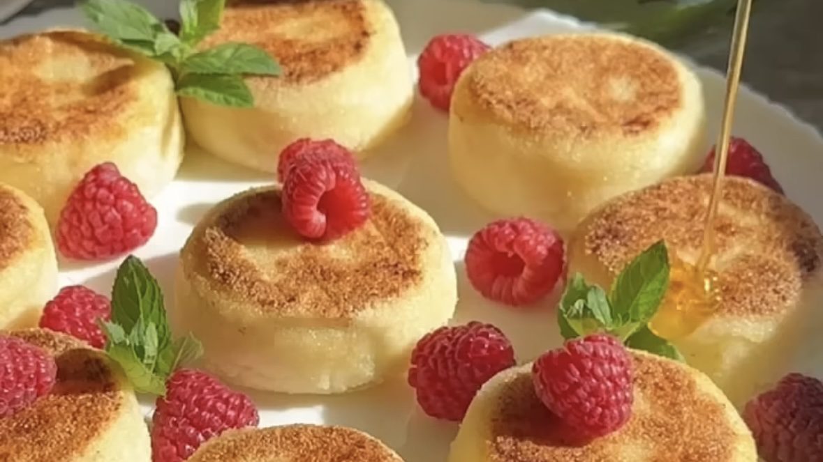 Господині розповіли, що додавати у сирники, щоб вони не розвалювалися 