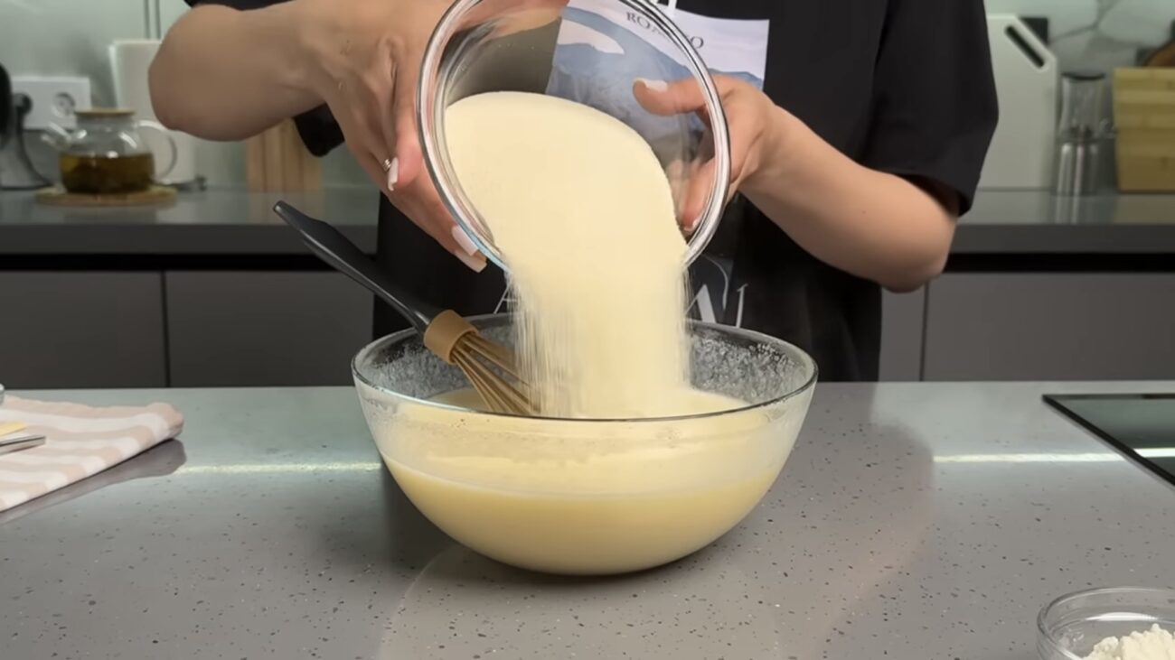 Господині показали, як приготувати смачний пиріг на манці з кефіром 