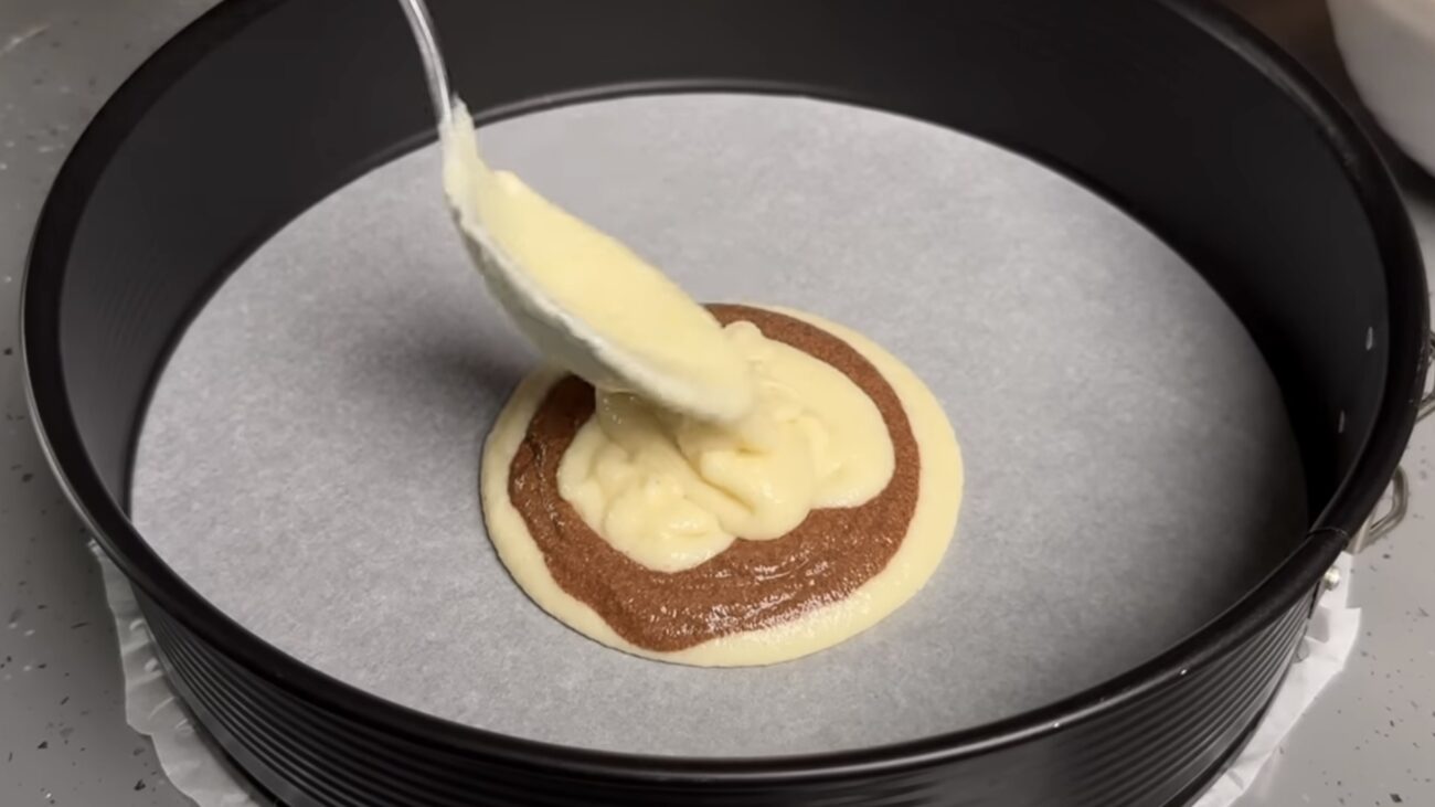 Господині показали, як приготувати смачний пиріг на манці з кефіром 