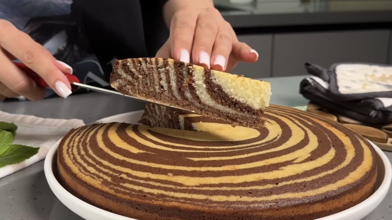 Господині показали, як приготувати смачний пиріг на манці з кефіром 