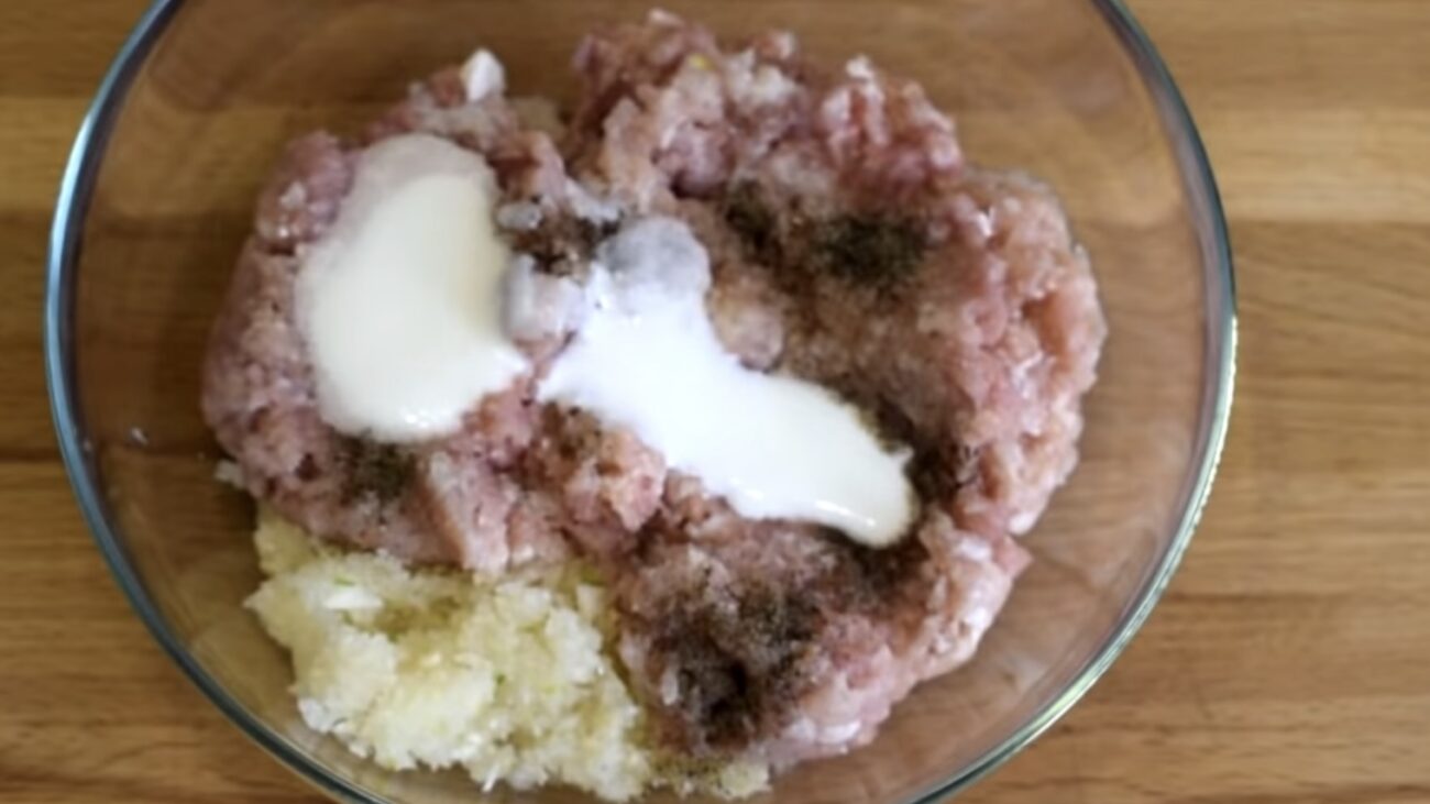 Господині розповіли, як приготувати смачні біляші з тіста на кефірі 