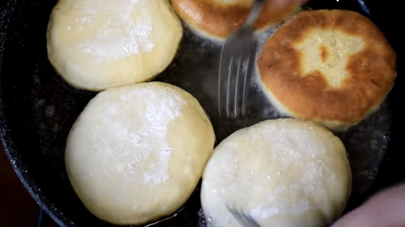 Господині розповіли, як приготувати смачні біляші з тіста на кефірі 