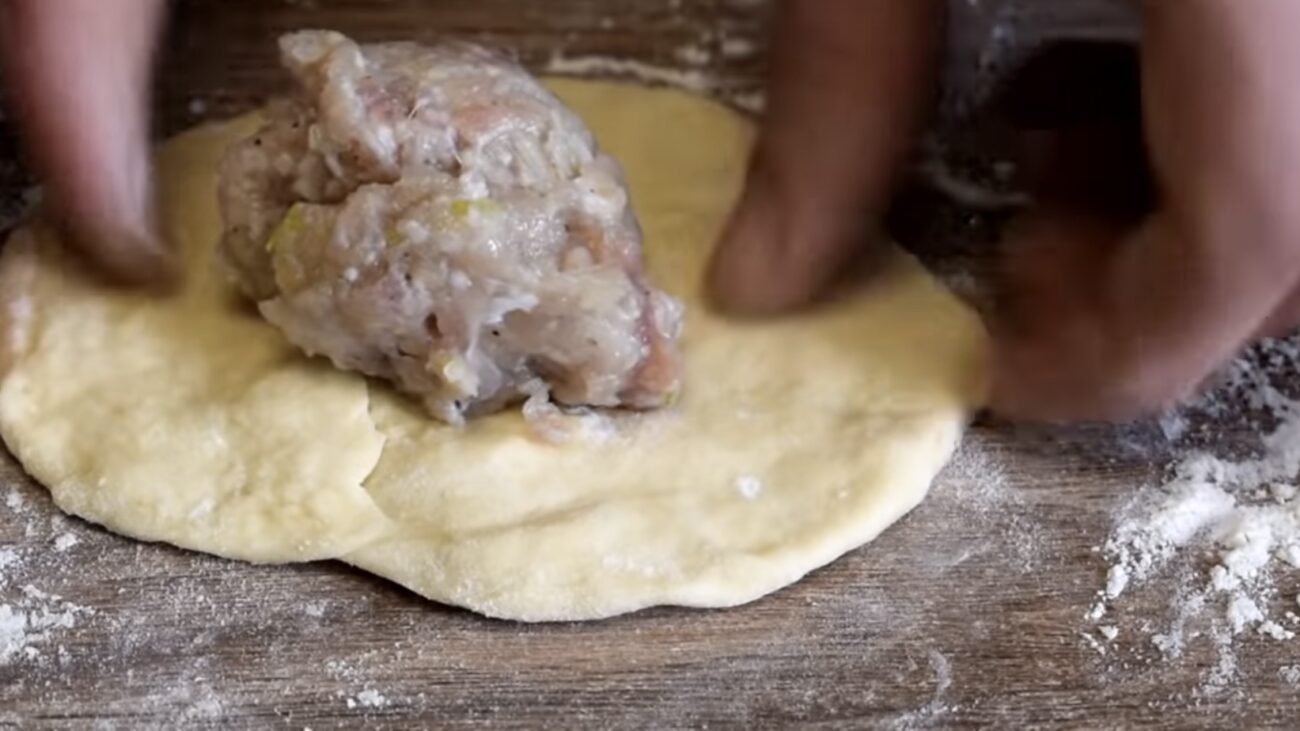 Господині розповіли, як приготувати смачні біляші з тіста на кефірі 