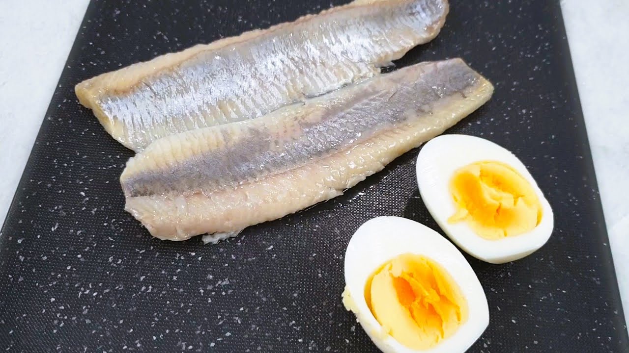 Господині розповіли, як приготувати смачну страву із слабосоленого оселедця 