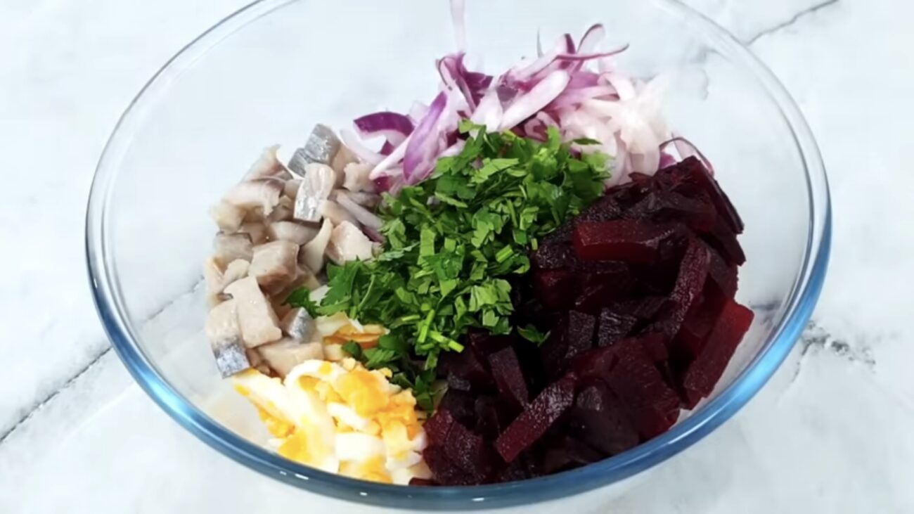 Господині розповіли, як приготувати смачну страву із слабосоленого оселедця 