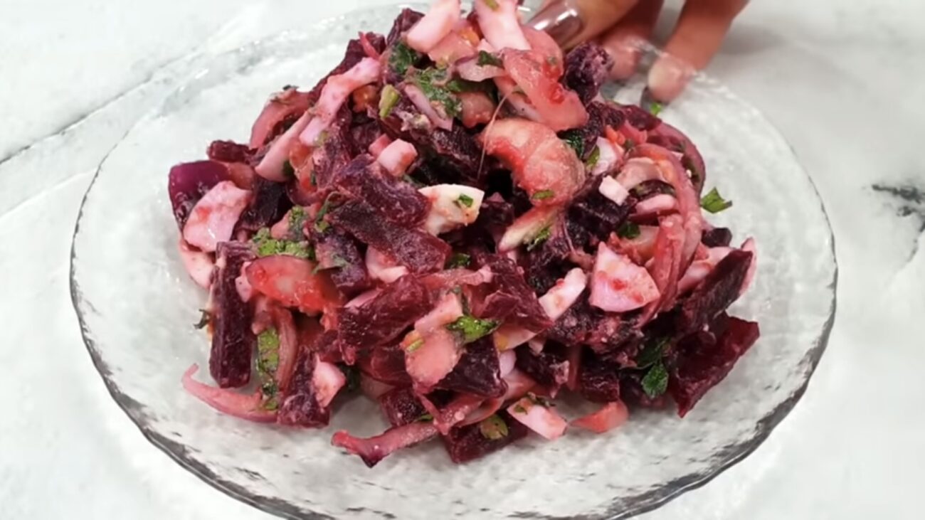 Господині розповіли, як приготувати смачну страву із слабосоленого оселедця 