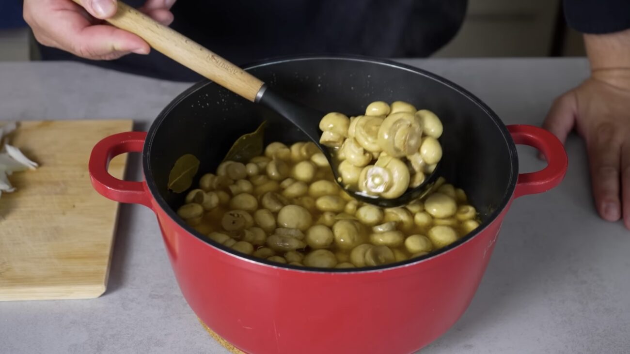 Господині показали, як в домашніх умовах маринувати печериці Господині показали, як в домашніх умовах маринувати печериці