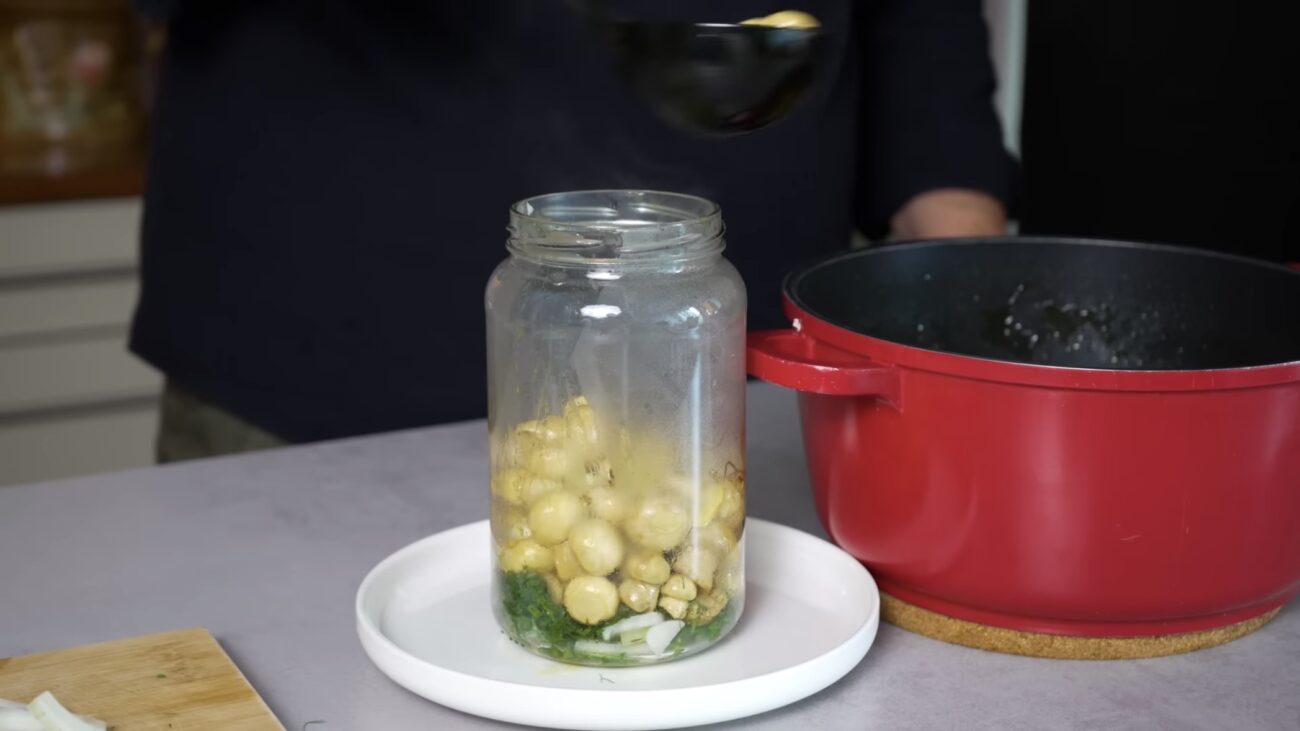 Господині показали, як в домашніх умовах маринувати печериці Господині показали, як в домашніх умовах маринувати печериці