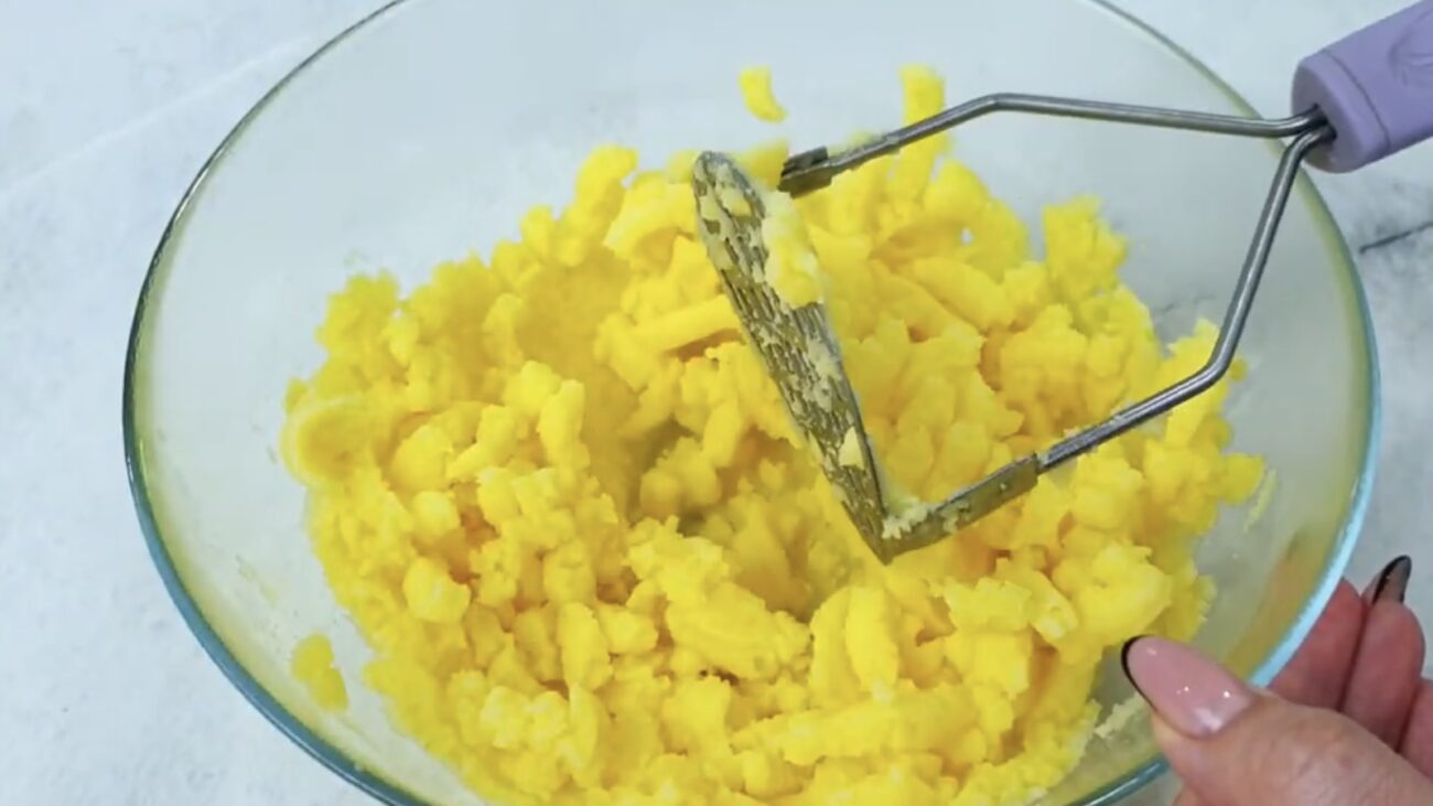 Господині розповіли, як приготувати бюджетну, але дуже смачну вечерю з сосисок 