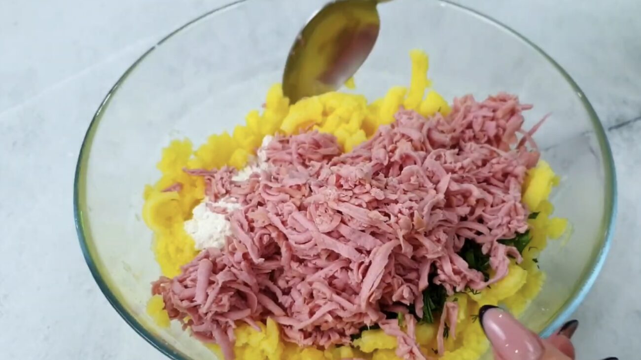 Господині розповіли, як приготувати бюджетну, але дуже смачну вечерю з сосисок 