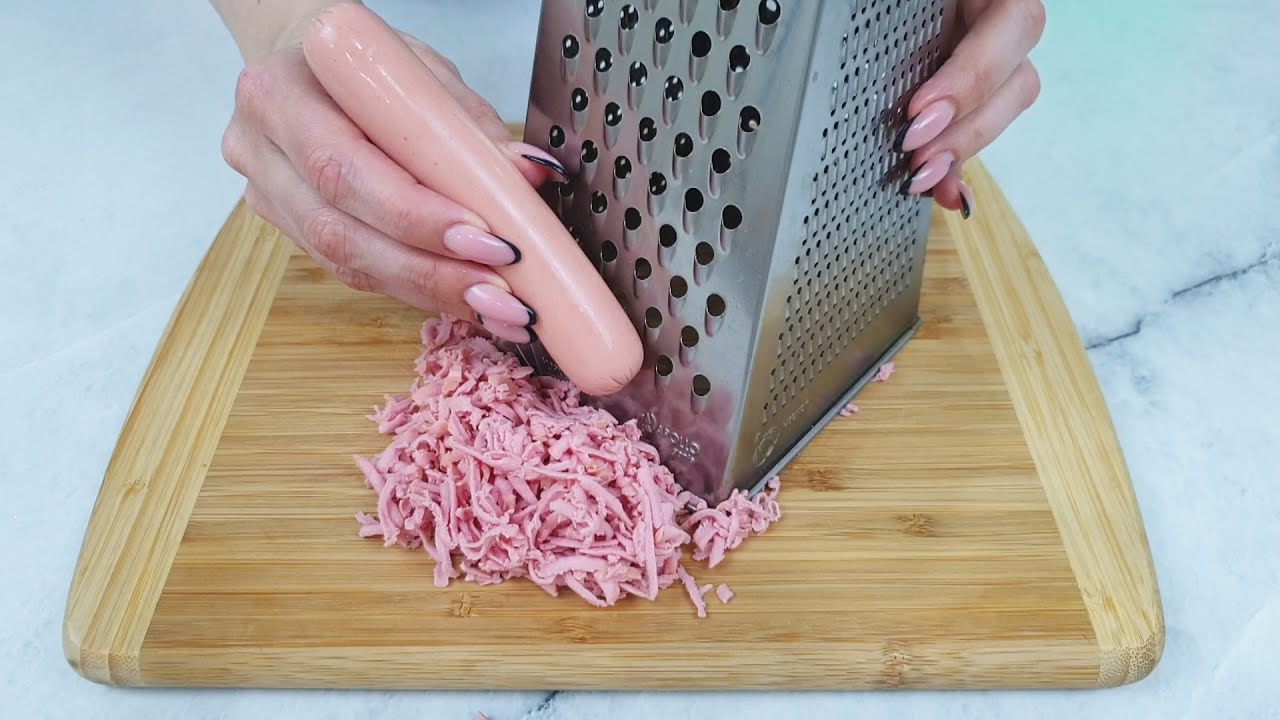 Господині розповіли, як приготувати бюджетну, але дуже смачну вечерю з сосисок 