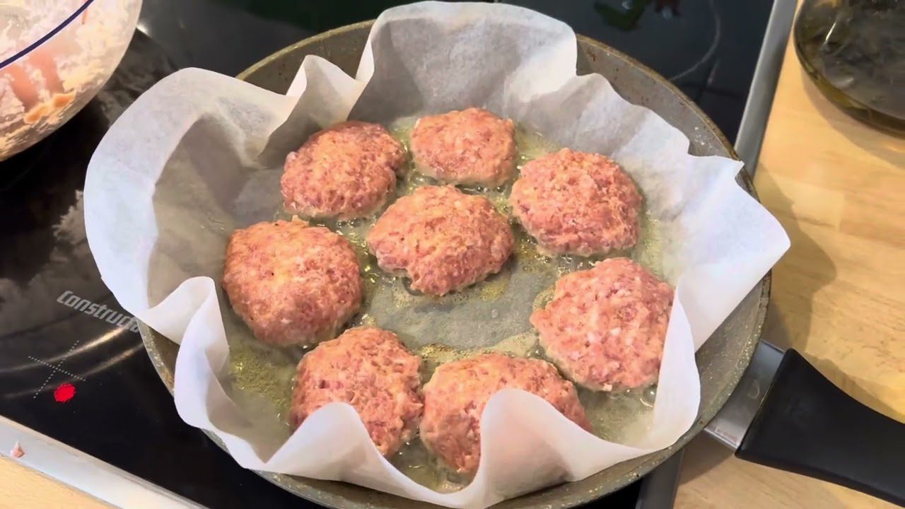 Кухарі розповіли, як смажити котлети, щоб зовсім не було бризок олії 