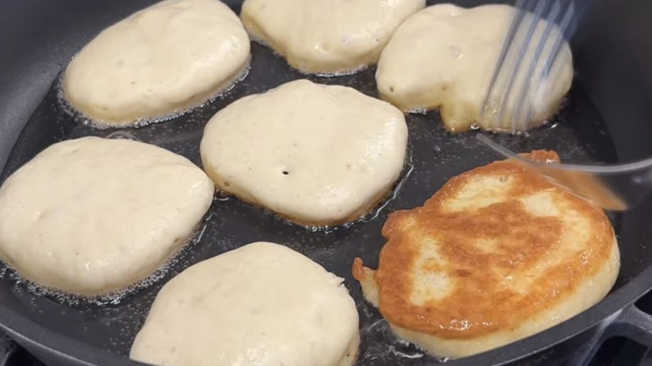Господині розповіли, як приготувати смачні оладки, які схожі на смажені пиріжки Господині розповіли, як приготувати смачні оладки, які схожі на смажені пиріжки