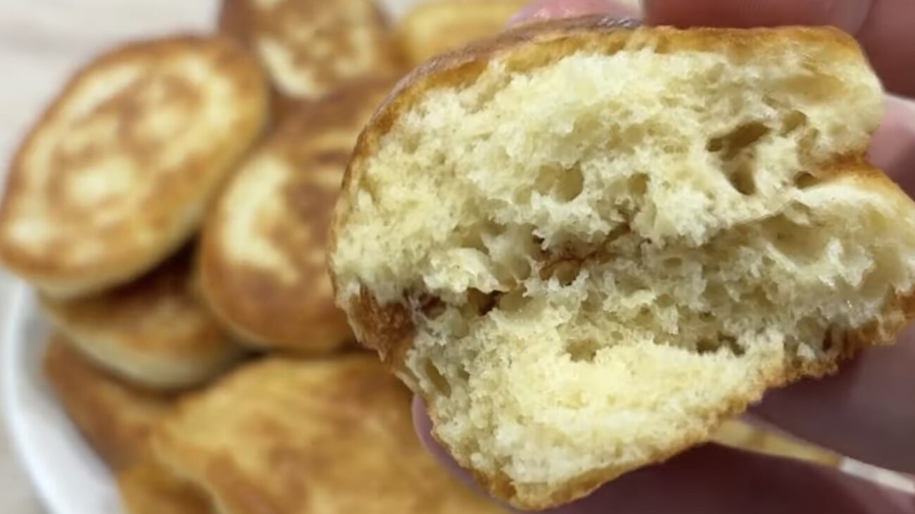Господині розповіли, як приготувати смачні оладки, які схожі на смажені пиріжки Господині розповіли, як приготувати смачні оладки, які схожі на смажені пиріжки
