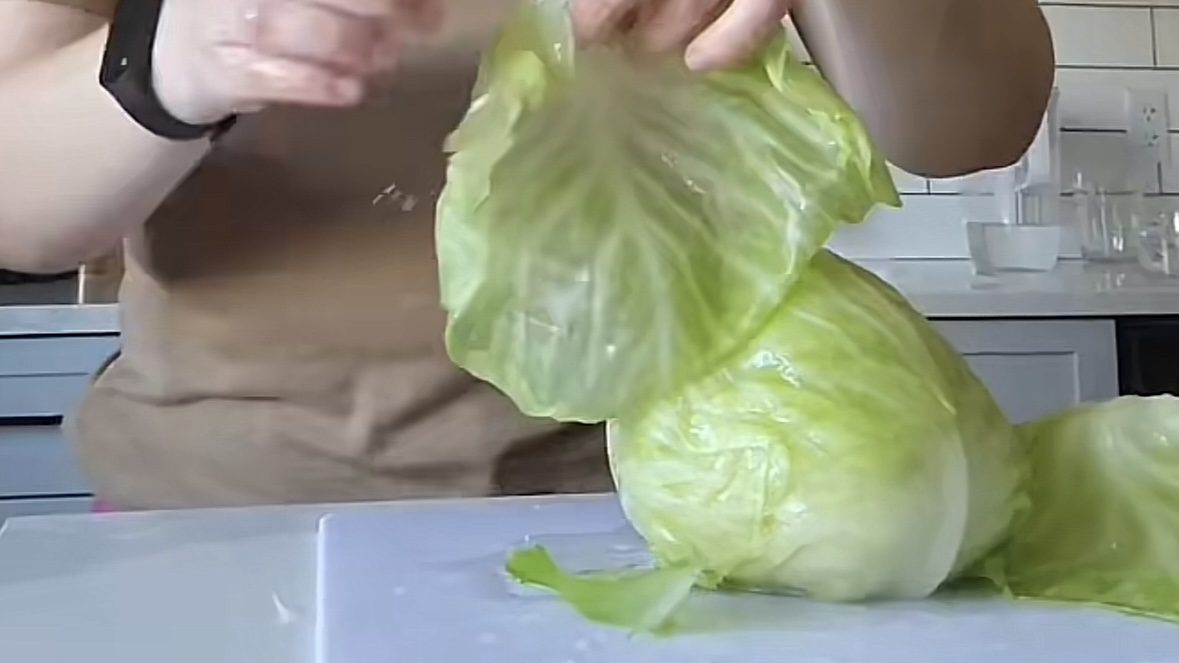 Господині розповіли лайфхак, як швидко підготувати капусту на голубці 