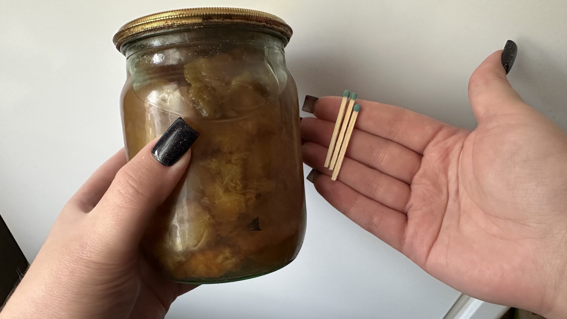 Господині розповіли, навіщо класти сірник в консервацію 