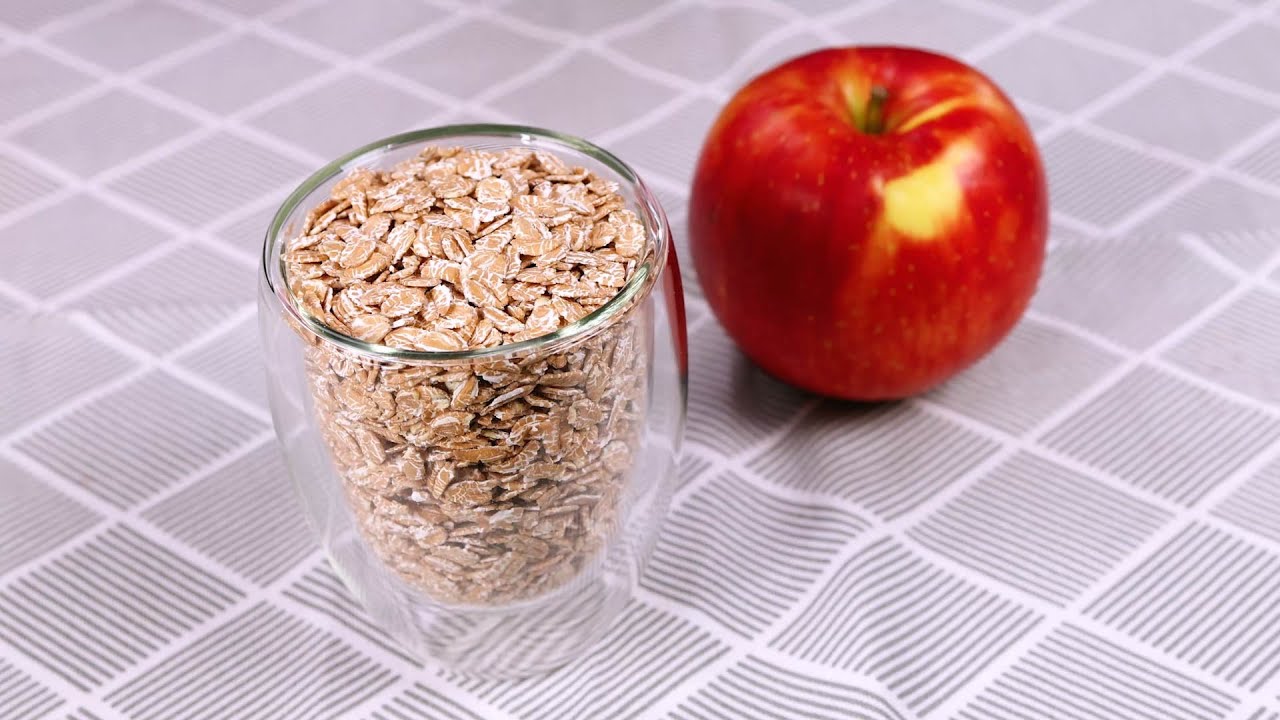 Господині розповіли, як приготувати смачний десерт без цукру з вівсянки та яблук 