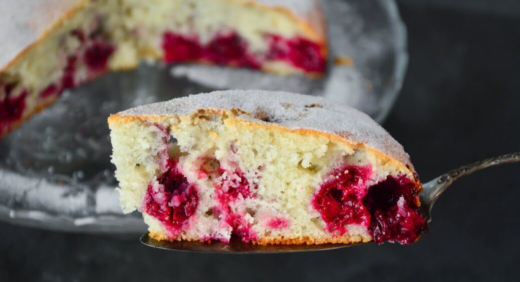 Пиріг “Пʼятихвилинка” — встигаю тільки поставити чайник: 100 мл кефіру і 250 г будь-яких фруктів з морозилки 