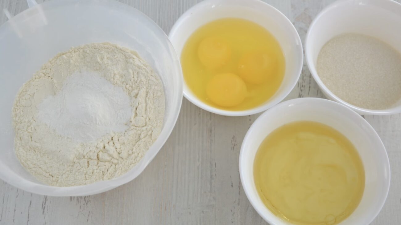 Господині розповіли, як приготувати ягідний пиріг на швидку руку 