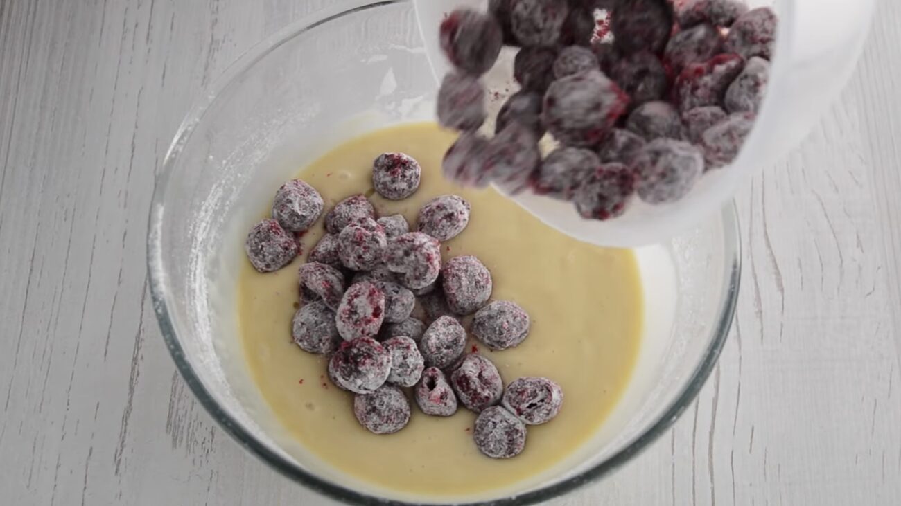 Господині розповіли, як приготувати ягідний пиріг на швидку руку  