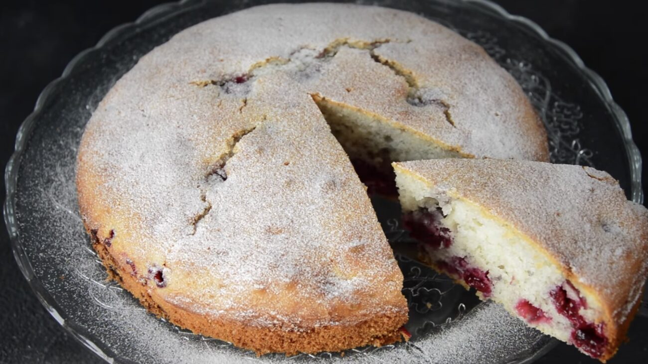Господині розповіли, як приготувати ягідний пиріг на швидку руку 