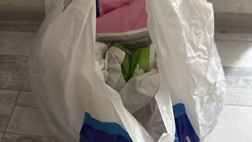 Господині розповіли, як красиво розкласти пакет з пакетами на кухні 