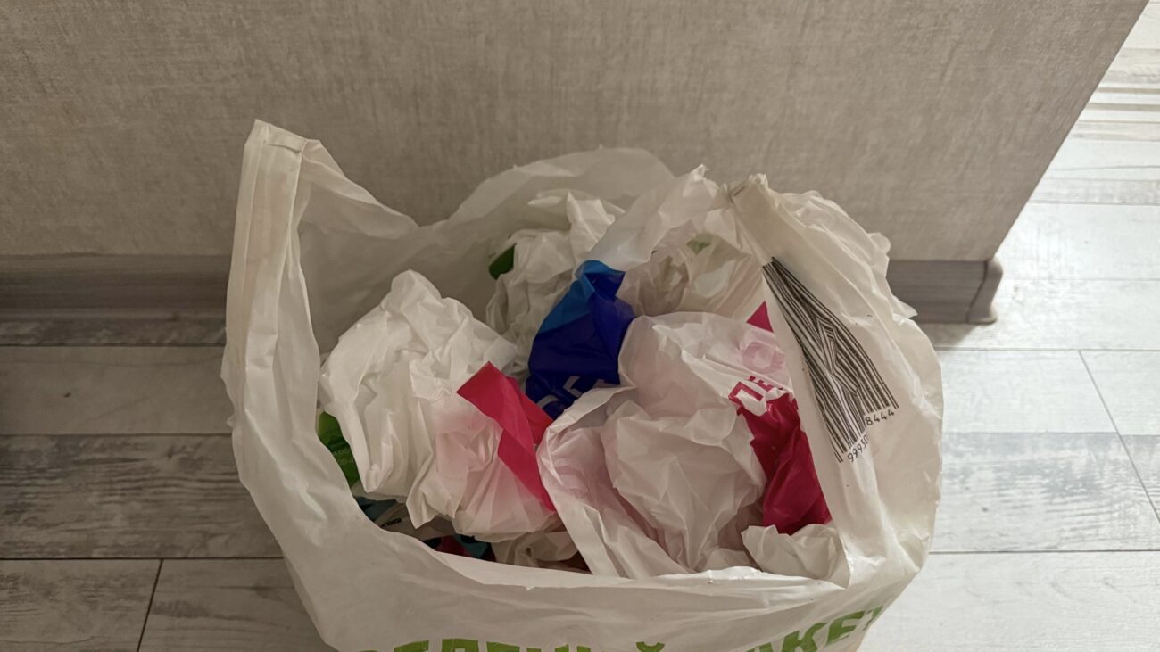 Господині розповіли, як красиво розкласти пакет з пакетами на кухні 