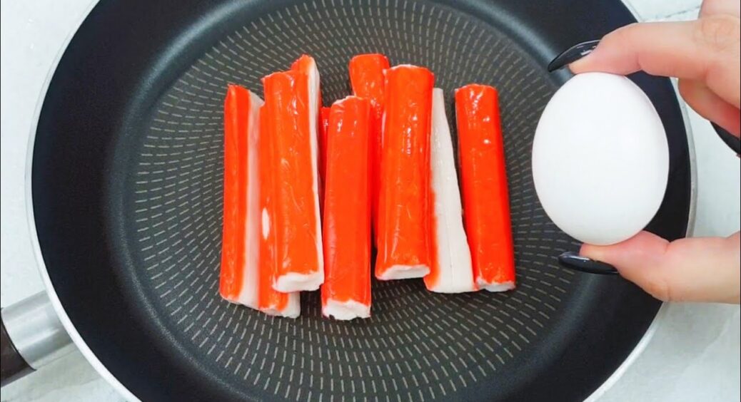 1 яйце + 10 крабових паличок — смачнішої закуски я ще не придумала: хочеться зʼїсти прямо зі сковорідки 