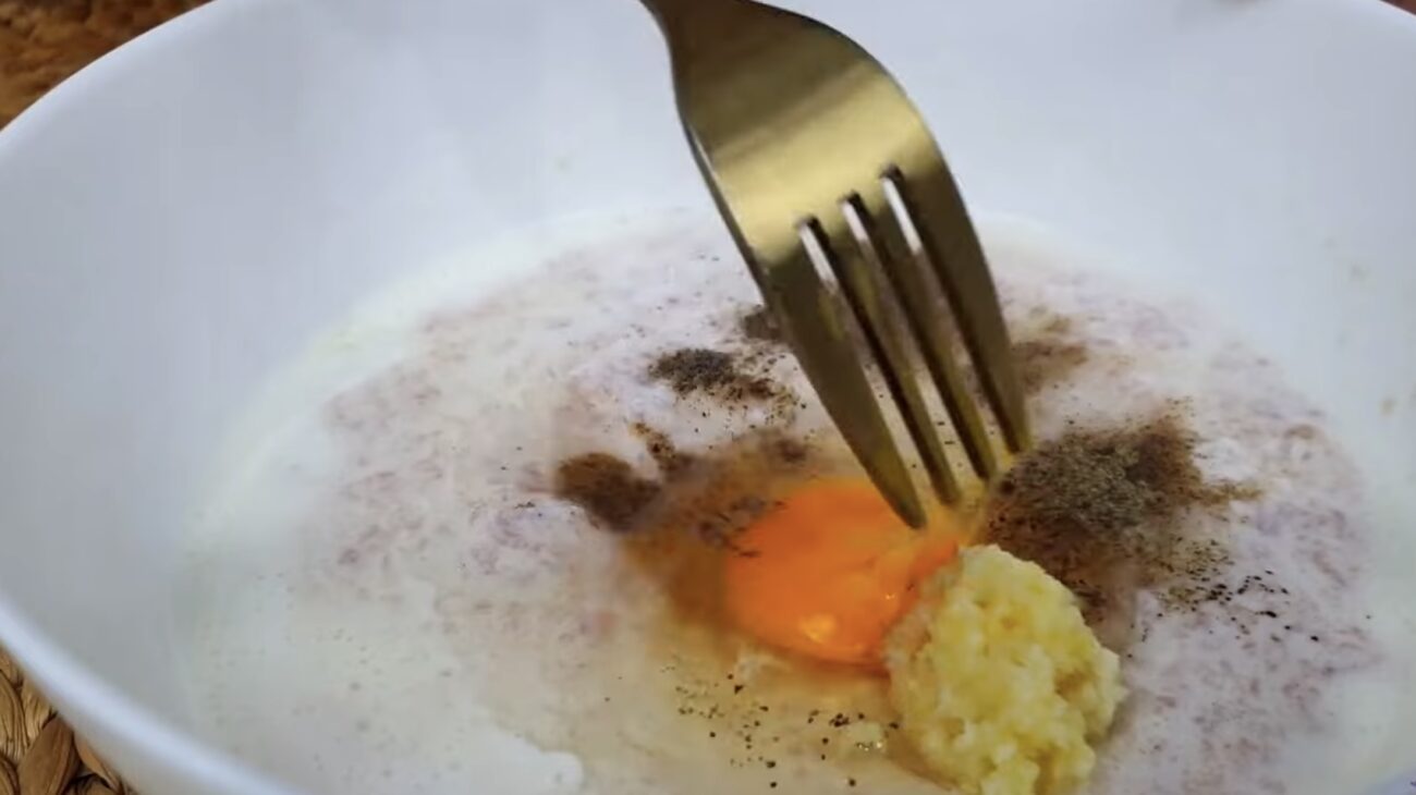 Господині розповіли, як приготувати смачну страву з фаршу та кефіру 