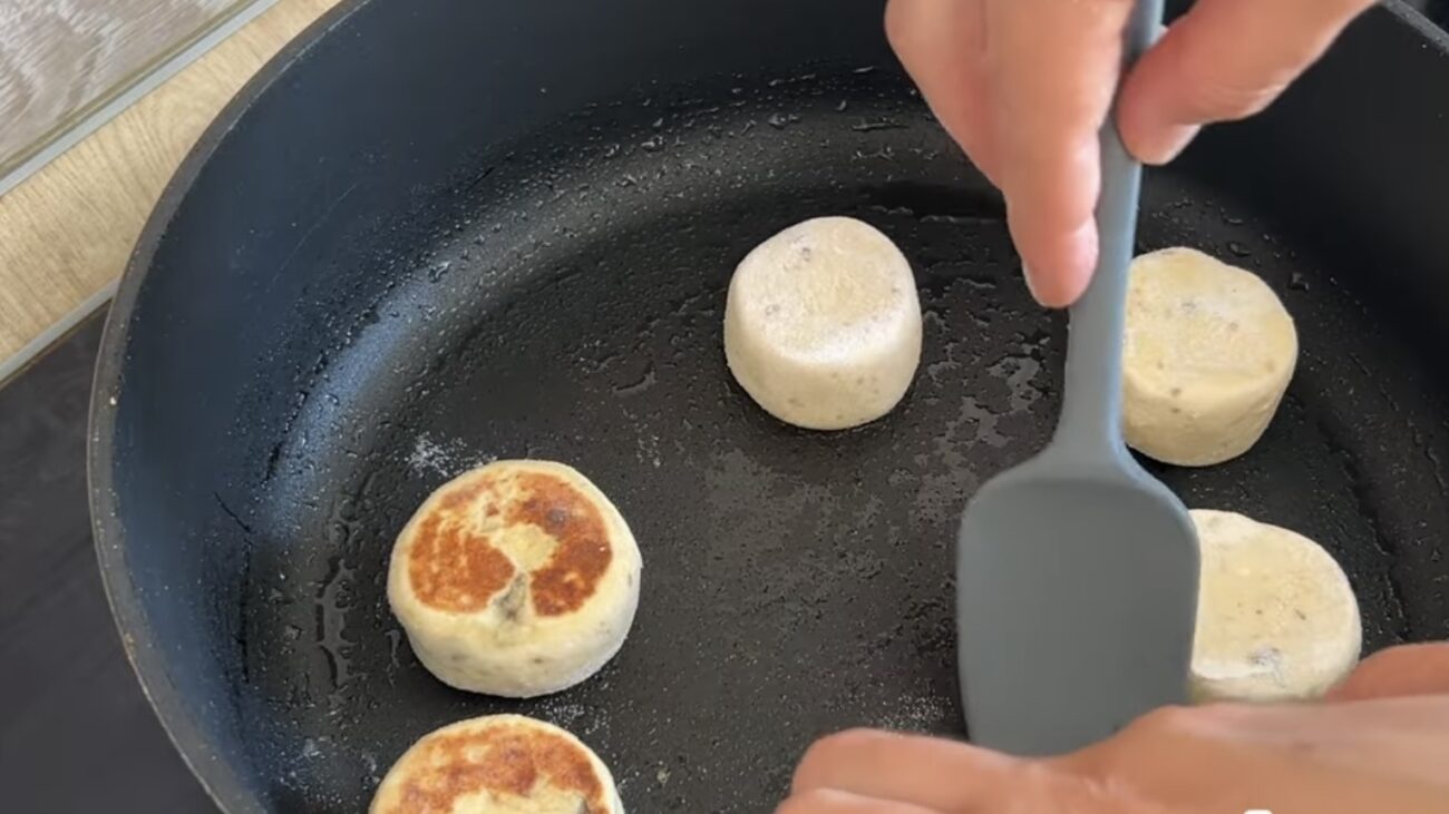 Господині розповіли, який інгредієнт не дає сирникам розвалюватися під час смаження 