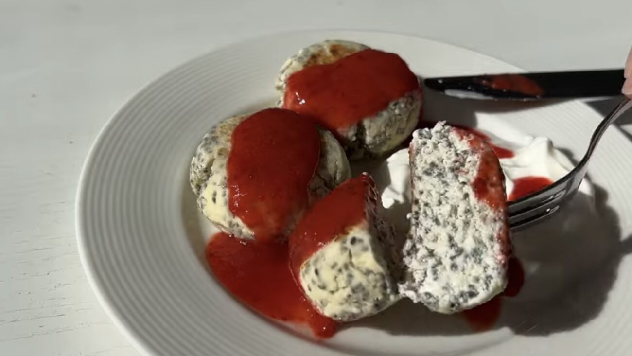 Господині розповіли, який інгредієнт не дає сирникам розвалюватися під час смаження 