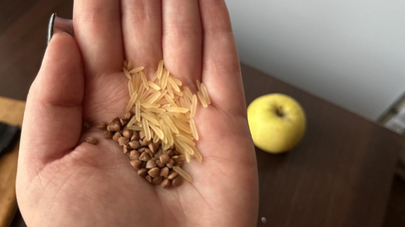 Господині розповіли, навіщо у шафу з крупами класти яблуко 