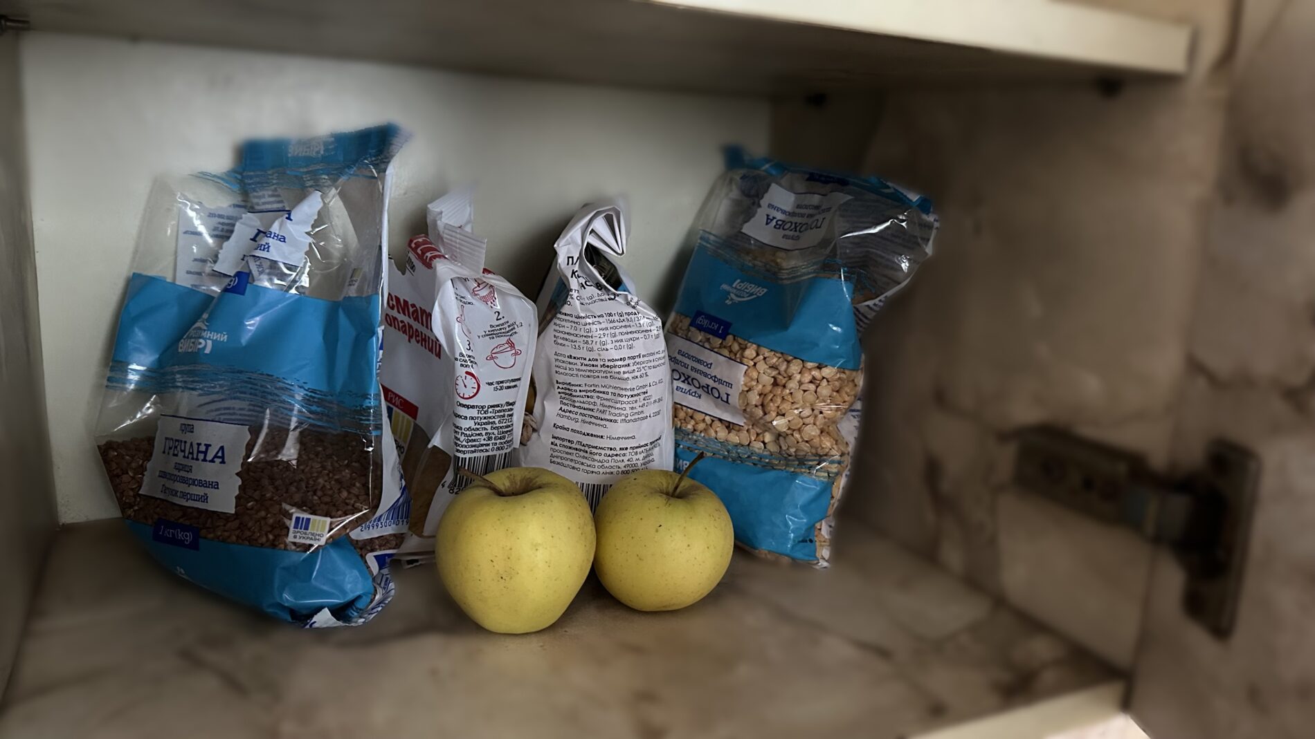 Господині розповіли, навіщо у шафу з крупами класти яблуко 